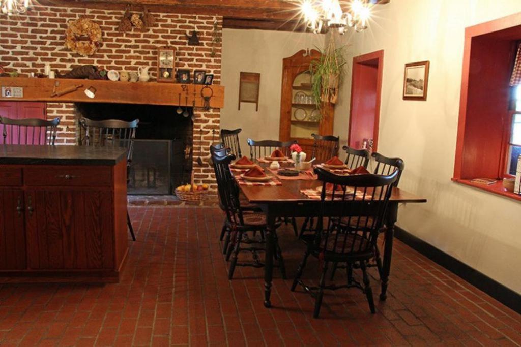 Brownstone Colonial Inn Reinholds Exterior foto